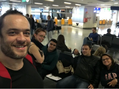 Embarcando para Dublin com colegas - aeroporto da Alemanha. - Jane Audrei a esquerda. Embarcando para Dublin com colegas - aeroporto da Alemanha.