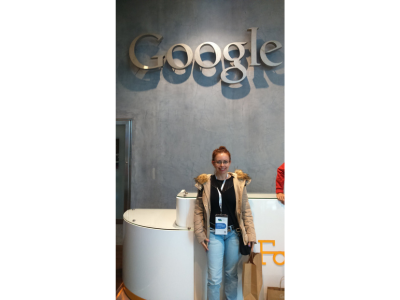 Jane Audrei -na entrada da Sede do Google.