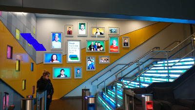 Foto de Jane Audrei na parede do Google - marcada com Azul.