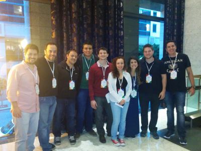 Jane Audrei de camisa branca com o time de Top Contributors do Brasil mais a gerente do Google.