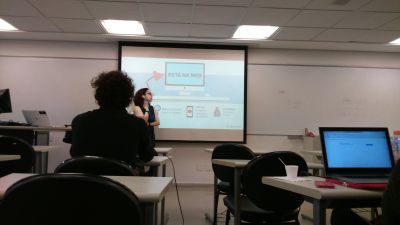 Jane Audrei ministrando aula de Google Ads.