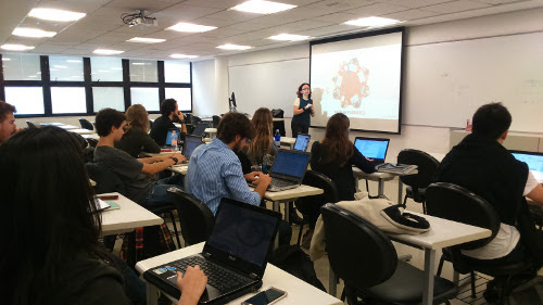 Jane Audrei ministrando aula de Google Ads.