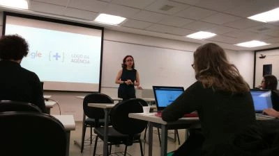Jane Audrei ministrando aula. Jane Audrei ministrando aula.