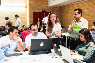 Jane Audrei de branco; como Principal Colaboradora, foi responsável pela coordenação dos trabalhos.