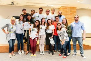 Colaboradores do Google e participantes do time vencedor. Jane Audrei aparece em primeiro plano, com sacola na mão e saia preta. Colaboradores do Google e participantes do time da Madara, vencedor da competição de melhor conta otimizada.