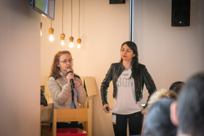 Jane Audrei à esquerda.