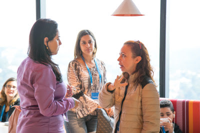 Jane Audrei à direita,  conversando com convidada da Madara.
