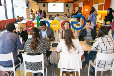 Colaboradores do Google conversando com os convidados da Madara.