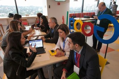 Convidados da Madara sendo atendimentos pelo Google. Convidados da Madara sendo atendimentos pelo Google.