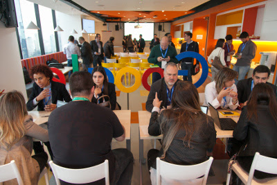 Convidados da Madara sendo atendidos pelo Google.