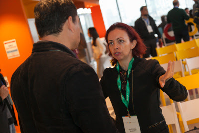 Jane Audrei conversando com convidado da Madara.