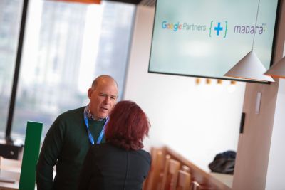 Jane Audrei conversando com convidado.