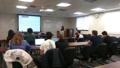 Jane Audrei ministrando aula de Google Ads.