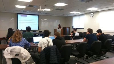 Jane Audrei ministrando aula de Google Ads.
