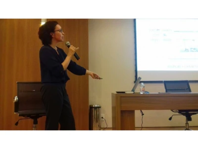 Jane Audrei ministrando aula .