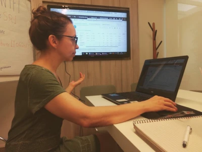 Jane Audrei em reunião com cliente .