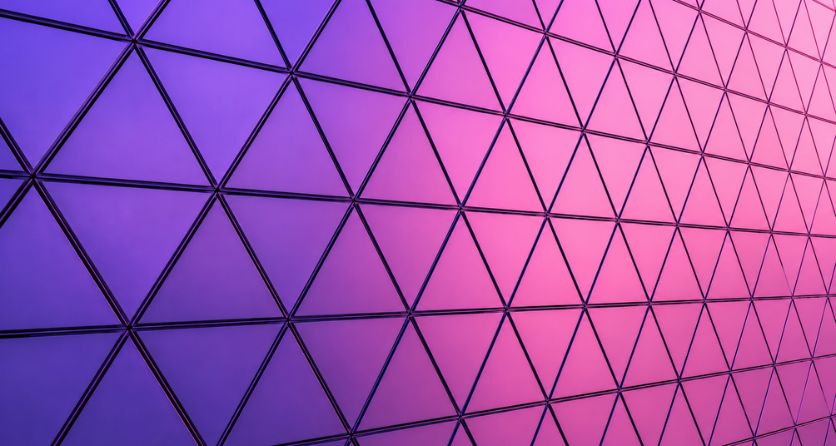 Estrutura geométrica triangular em gradiente roxo e rosa — inteligência artificial e automação no Google Ads